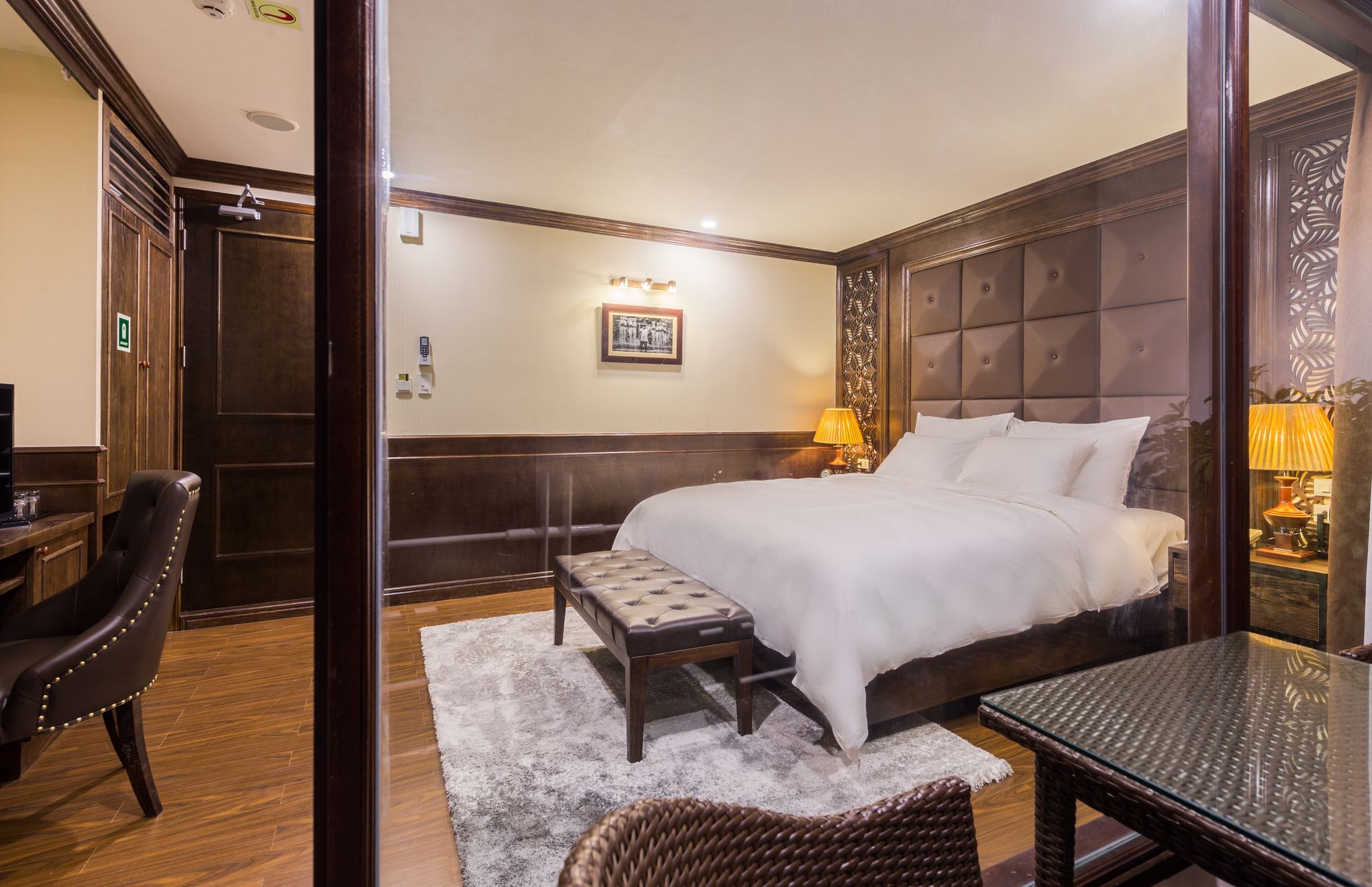 Khách sạn Mon Cheri Cruises 4*