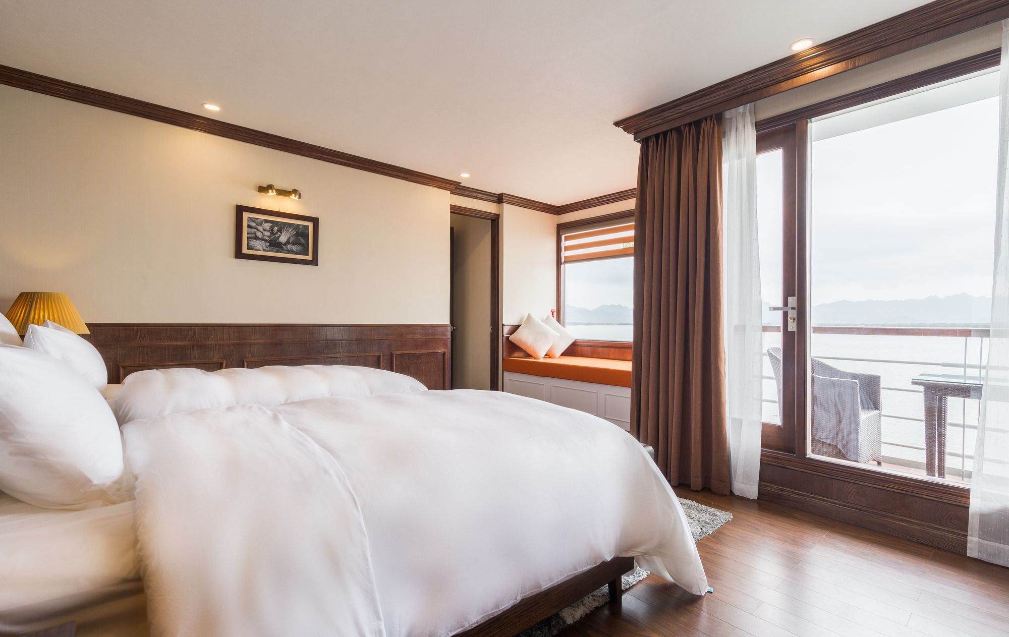 Khách sạn Mon Cheri Cruises 4*