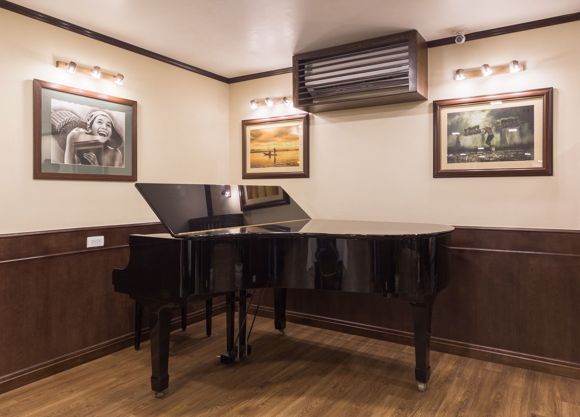 Mon Cheri Cruises Khách sạn 4*